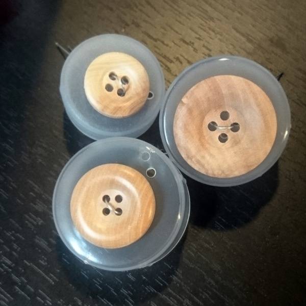 Bilde av Tre-knapp med 4 hull, ubehandlet, 18 mm