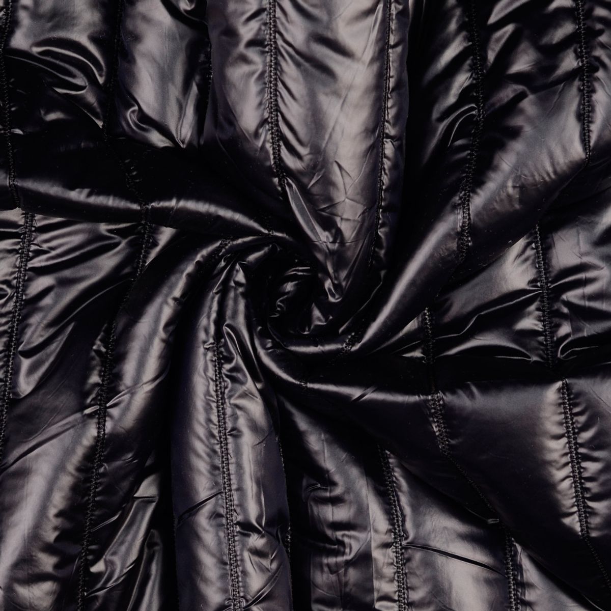 Quiltet boblestoff - striper, blank, sort